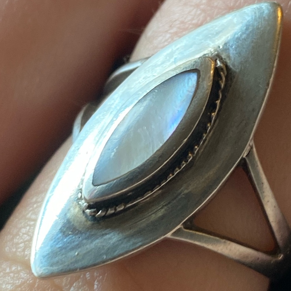 Vintage Sterling Silver Mother of Pearl Ring. Size 8